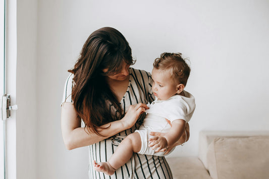 Portez votre bébé, sans douleurs pour vous et sans danger pour lui